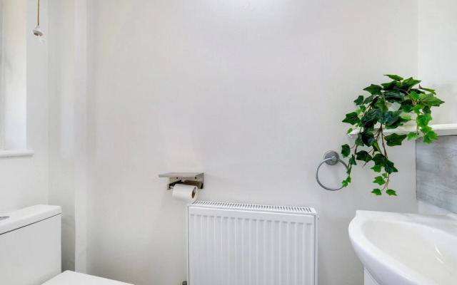 Sharp Close 4 Bedroom 2 Bath - Aylesbury