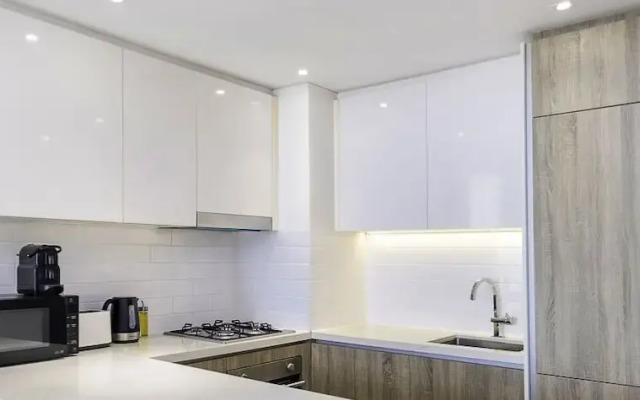 LUX Contemporary Suite Marina View 3