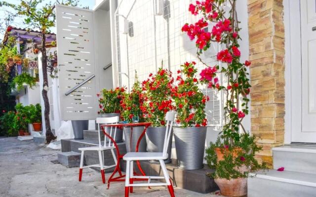 Gruccio Red Studio - A Sunny Skiathos Gem