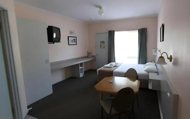 Lazy River Motor Inn