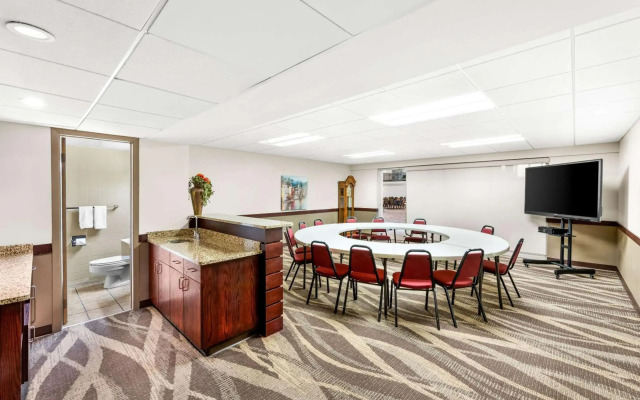 Quality Inn & Suites Columbus