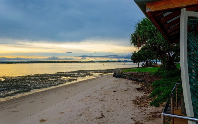 Ground floor air conditioned, fabulous waterviews overlooking Pumicestone Passage