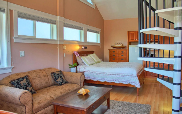 Birds of a Feather Victoria Oceanfront Studio Suites