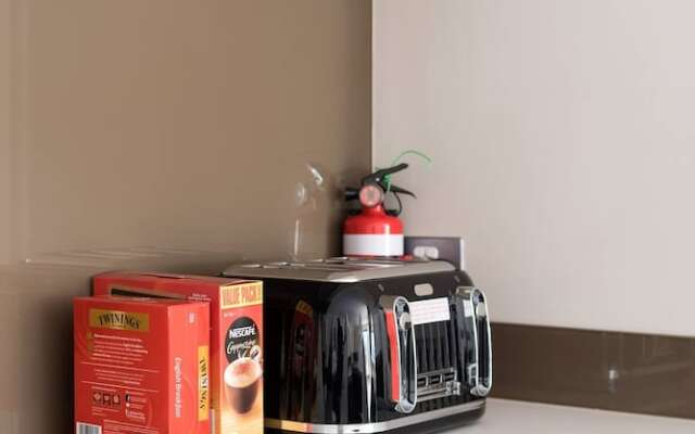 5br Luxury House 20 Min To Cbd Spacious Living