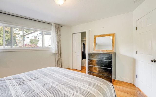 Charming Oakland Home W Fireplace & Deck