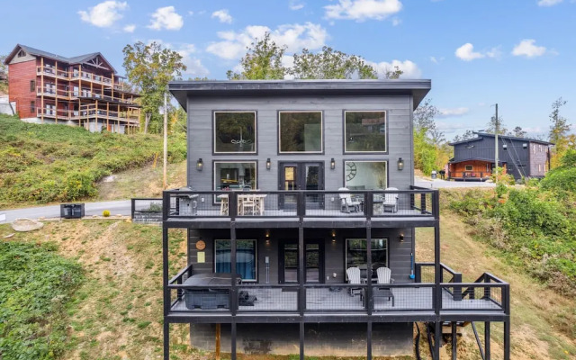 Sunset Chalet 2 Bedroom Cabin by RedAwning