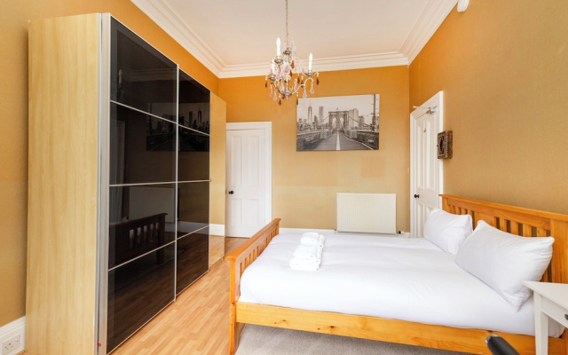 Stylish Southside Flat Near Old Town