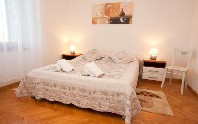 Spacious Apartment Milly With Pool