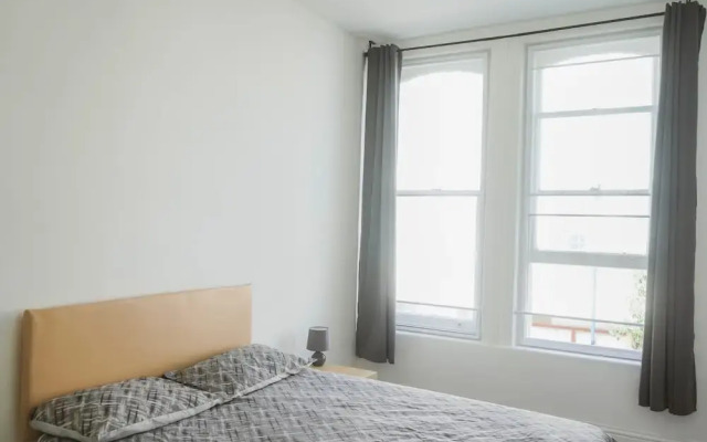 1 Bed Flat in Pedestrianized High Street
