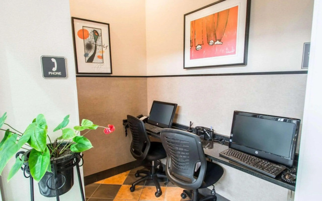 Clarion Suites Maingate