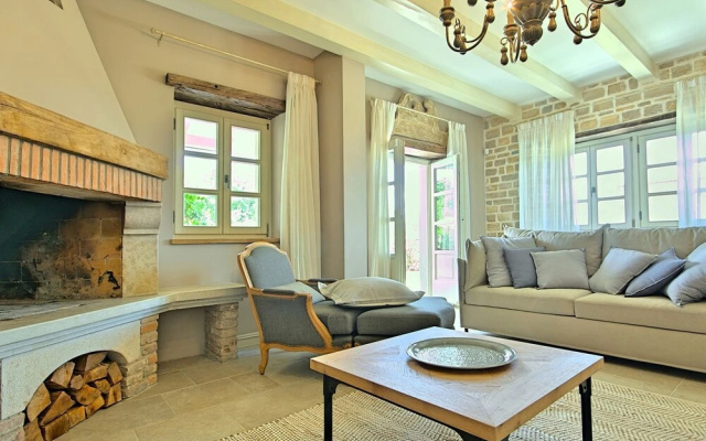 Plushy Villa in Ladici With Pool and Whirlpool