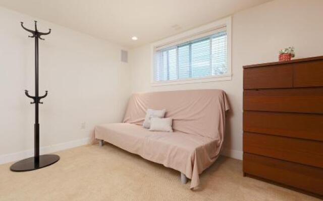 Cozy 3 Bedroom Suite near Queen Elizabeth Park