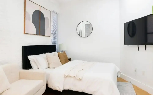 403-2e Newly Renovated Studio UES