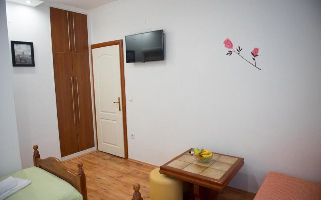 Apts&rooms Robi-50m from beach