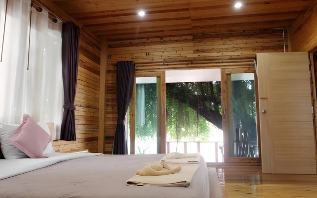 Check In & Chill Out Laem Sok Pier