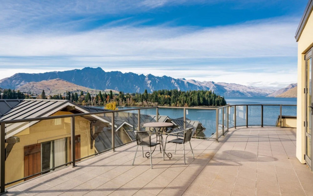 Spacious Unit With Views And Balcony