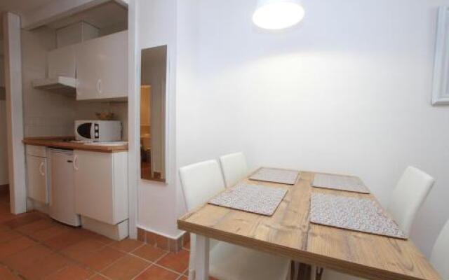 Bed and Snow Art Apartments