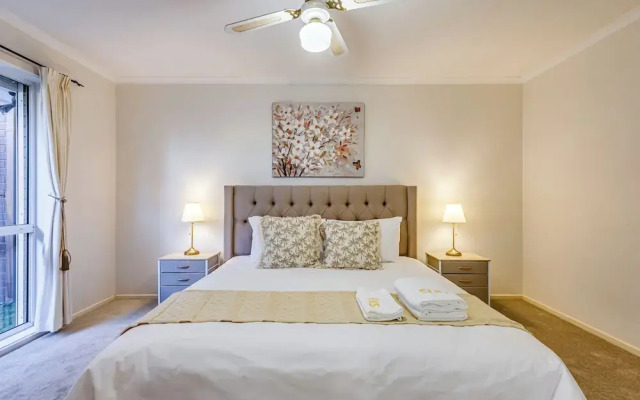 StayAU 4BR Lakeside Retreat in Seabrook