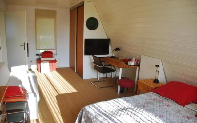 B&B Room at canal, Edam likes Amsterdam