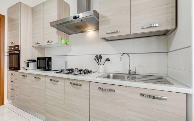 Cozy 2-Bedroom Flat with Balcony