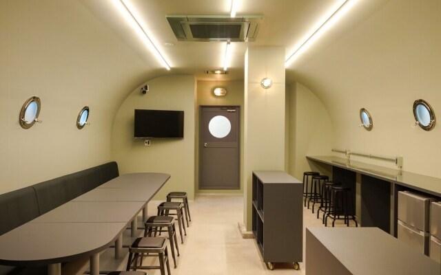 RED SUBMARINE - Hostel