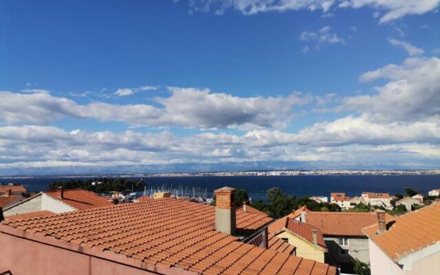 Cheerful Holiday House Illuminosa