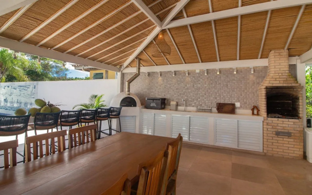Mansão Pé na Areia Ferradura com 4Suítes