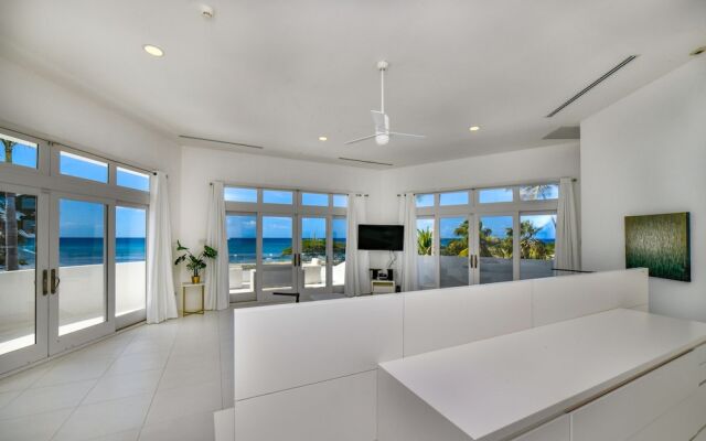 Ocean Front 7-bedroom 7-bath Sunset Views Malmok!