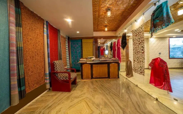 Opera Inn by OYO Rooms