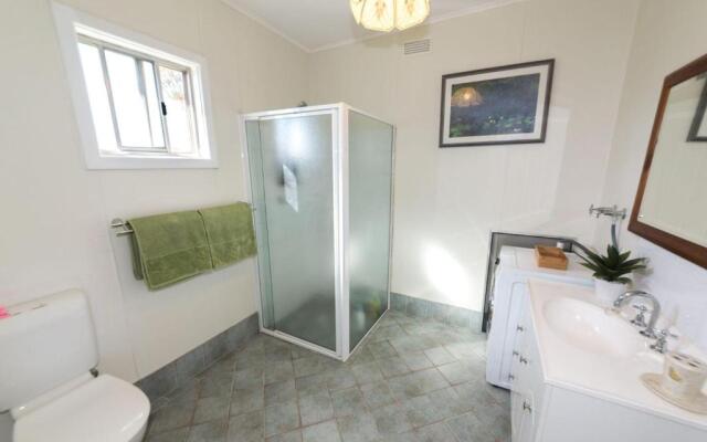 Carrickalinga SeaHaven: Coastal Escape-4BRM - 29 Riverview Drive