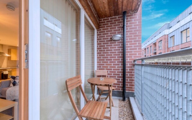 Modern Apartment in City Centre With Balcony