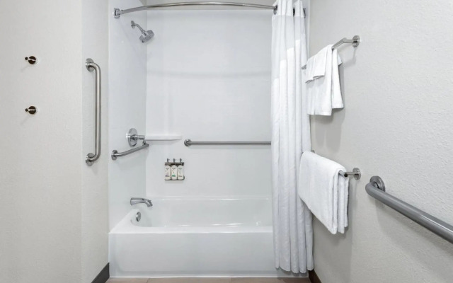 Holiday Inn Express Hotel & Suites Chicago-Algonquin by IHG