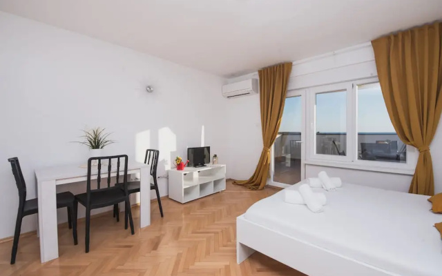 Apartments by the Sea Semy