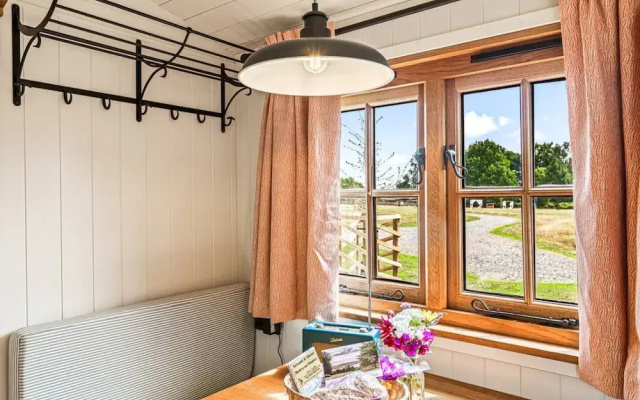 Drovers Hill at Stonor - Quercus - Shepherds hut