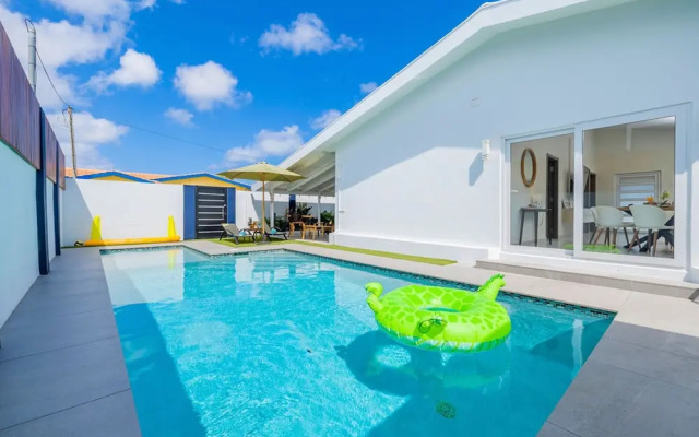 NEW Modern 3BR 3BA Private Pool Centrallylocated