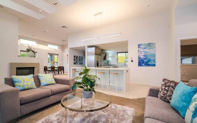Karaka Luxury Vacation Home with Pool