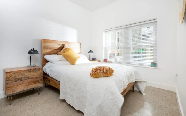 The Vicarage Newlyn 1 Bed River View Parking