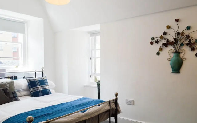 Bright 2 Bedroom Home in Old Town Centre