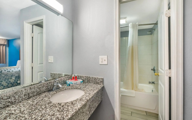 Econo Lodge Inn & Suites