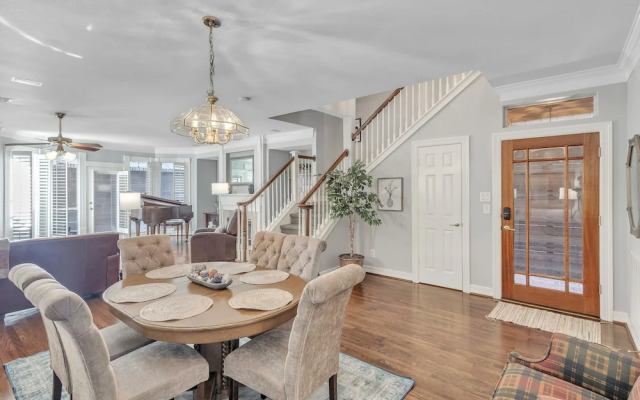 Spacious Urban Uptown Retreat 3 Bedroom Townhouse