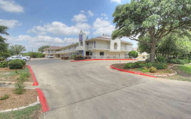 Motel 6 San Antonio, TX - Fiesta