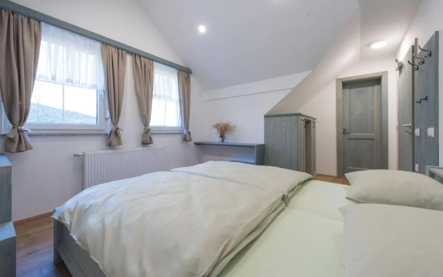 Apartments and rooms Tolc