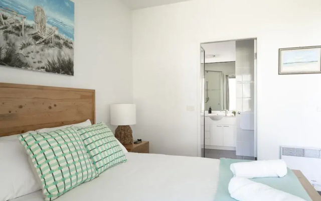 3-bed Seaside Serenity Escape at Long Beach