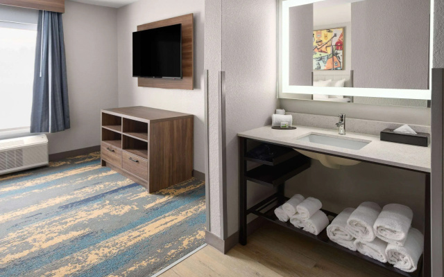 La Quinta Inn & Suites by Wyndham Memphis I-240