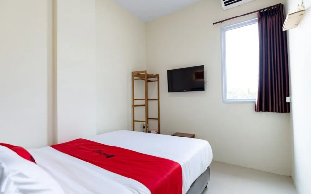 RedDoorz Plus @ Komplek ABC Batu Aji Batam