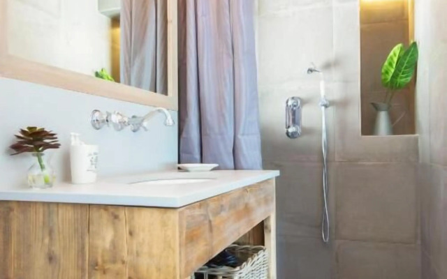 The Beach House - Studios & Suites