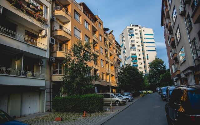 FM Deluxe 2-BDR Apartment with Parking