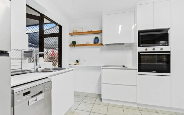 Rainforest Reef Retreat - Esplanade Ground-floor Apartment