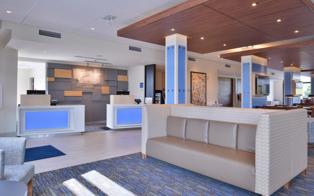 Holiday Inn Express & Suites Olathe West by IHG