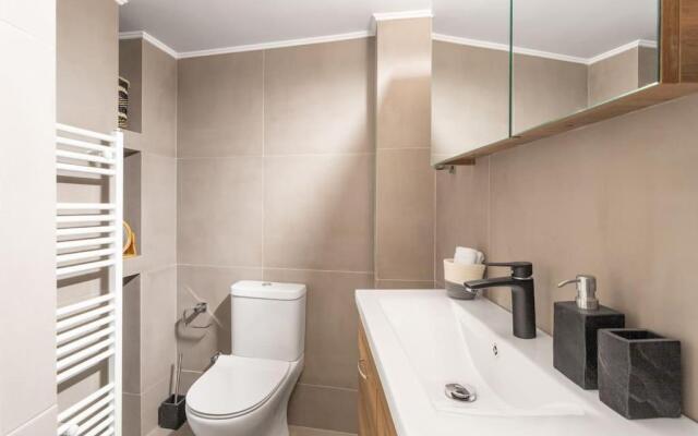 Deluxe 3-BDRM Urban-industrial Apt at Acropolis